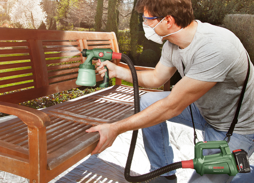 3_easyspray_18v-100_anwendung_gartenmoebel.jpg
