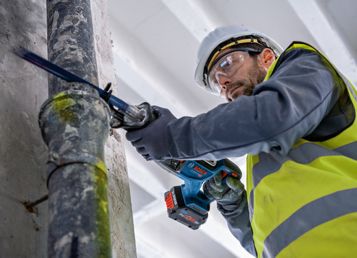5_gsa_18v-28_professional_anwendung_rohr.jpg